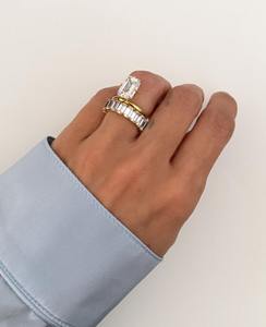 Anillo de compromiso con diamantes cultivados en laboratorio, oro de 10K y plata al por mayor, corte esmeralda VVS2 E Color IGI certificado ético sostenible - Product Image 3