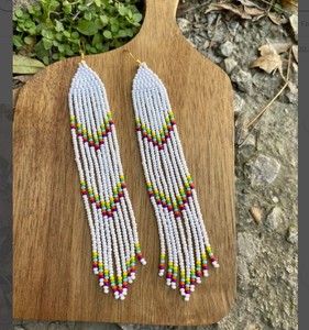 Boucles d'oreilles artisanales extra longues en perles magiques, avec perles de rocaille ombrées et franges longues - Product Image 2