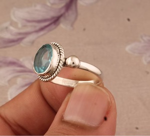 Anillo ovalado de Topacio azul natural en plata de ley 925 hecho a mano anillo de promesa de piedra natal de Diciembre joyería de estilo bohemio - Product Image 3