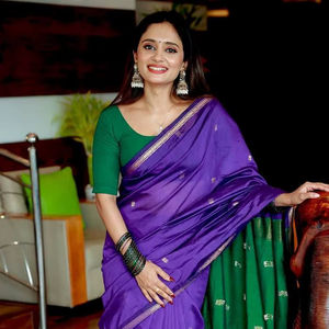 ชุดส่าหรีสีม่วงแบบดั้งเดิมสำหรับผู้หญิง พร้อมขอบสีเขียวตัดกัน ประดับด้วยลายปักดิ้นทอง ดีไซน์เนอร์ชุดส่าหรีสำหรับงานแต่งงาน - Product Image 1