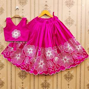Ensemble Lehenga Choli en Soie Ethnique de Luxe Brodé, Col en V Profond, Longueur Ras du Sol, Tenue de Soirée pour Enfants, Mariages, Événements Culturels, Vente en Gros - Product Image 3