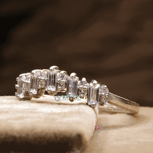 Alliance demi-éternité en diamant taille baguette et ronde pour femme - Product Image 1