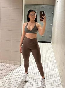 Pantalon d'entraînement taille haute en nylon spandex pour femmes Leggings de gym personnalisés avec taille croisée Collants de yoga à motif solide pour le fitness - Product Image 5