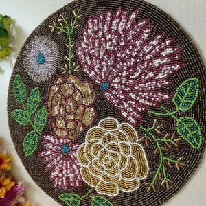 Napperon perlé Chargeur rond fait à la main pour salle à manger de luxe et décor de vacances Pièce unique perlé à la main, napperon, pendaison de crémaillère - Product Image 1