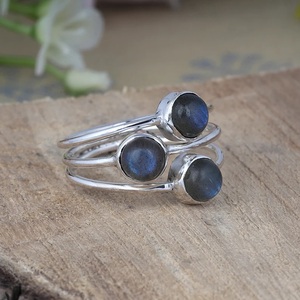 Anillo de trío de labradorita llamativo azul para su joyería de piedra natal de plata esterlina anillo de triple banda anillo elegante para niñas Natural - Product Image 3