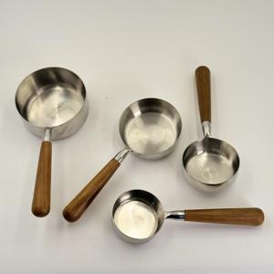 Juego de 4 Tazas Medidoras de Metal con Mango de Madera, Decoración del Hogar, Juego de Tazas Medidoras de Acero Inoxidable con Mangos de Madera para Regalos - Product Image 1