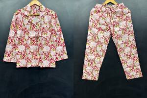 Ensemble de pyjamas en coton pour femmes, col en V floral, taille élastique, décontracté |   Designs modernes et confortables, légers et respirants, logo frontal - Product Image 6