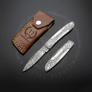 Couteau pliant fait main en acier Damas avec manche en os gravé Couteau de camping personnalisé OEM disponible - Product Image 4
