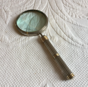 Elegante lupa de metal chapado en plata antigua con mango acanalado, sofisticada, disponible a precios al por mayor. - Product Image 1
