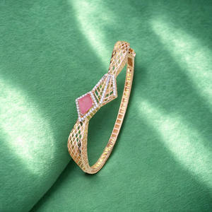 กำไลข้อมือทองประดับเพชรสำหรับผู้หญิง พร้อมหินสีชมพู ดีไซน์ลายตาข่ายทันสมัย น้ำหนักเบา สวมใส่ได้ทุกวัน - Product Image 1