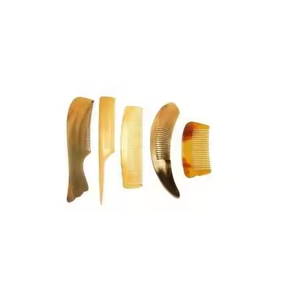 Peigne en corne de qualité supérieure fabriqué à la main, élégant et naturel par Crescent Crafts - Product Image 1