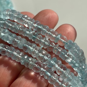 Cuentas de forma redonda lisa de Topacio Azul suizo natural, hebra de piedras preciosas para la fabricación de joyas, cuentas de alta calidad - Product Image 1