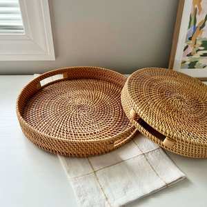 Plateau de service en rotin avec poignées découpées Plateau en osier naturel pour le petit déjeuner et la décoration disponible en vrac d'Inde - Product Image 3