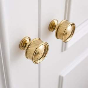 Perillas de latón hechas a mano para armarios de cocina que ofrecen un aspecto artesanal refinado, adecuado para un estilo contemporáneo o moderno. - Product Image 3