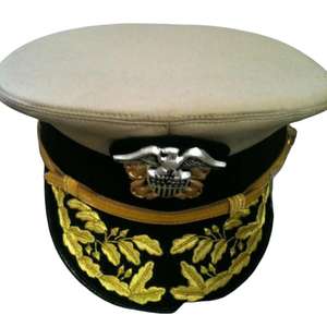 Un casquette de grade correspondant à celui d'un brigadier, d'une circonférence d'environ 56 centimètres. - Product Image 1