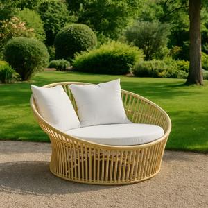 Banc minimaliste moderne et durable en rotin pour l'intérieur et l'extérieur pour hôtels, villas, salles à manger et salons, parcs et appartements - Product Image 1