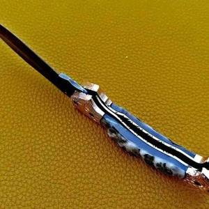 Couteau de poche tactique pliable en acier Damas fait main, personnalisé, avec étui en cuir fin et manche en bois, haute durabilité, garantie de 3 ans - Product Image 3