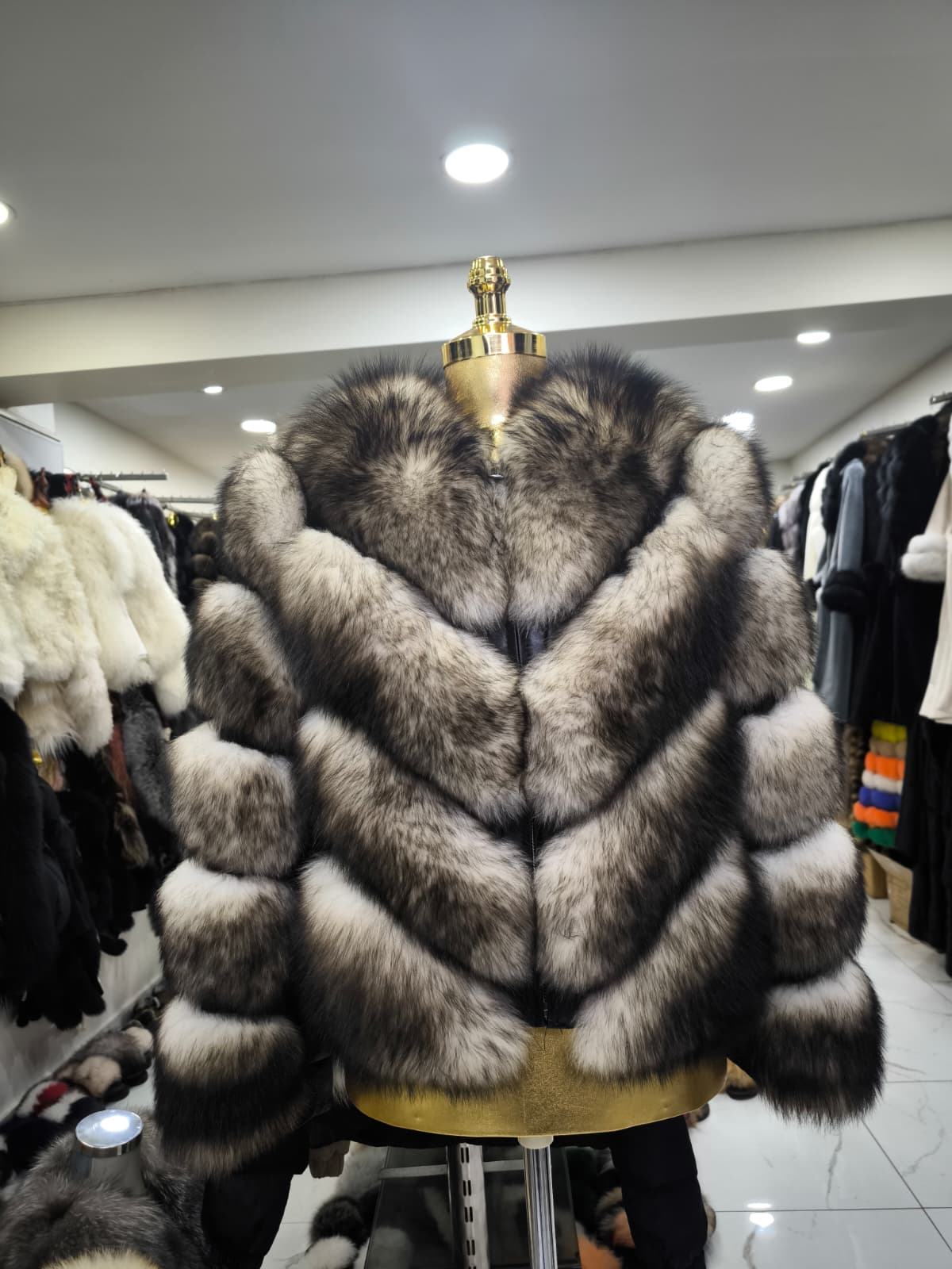 สีเทาเข้ม