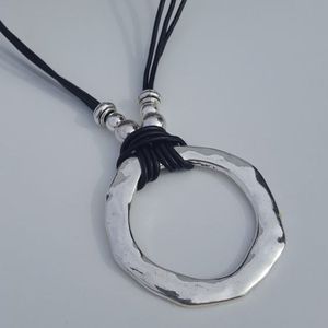 Collares ovalados geométricos huecos para mujer Collar con colgante ovalado de color plateado de acero inoxidable - Product Image 6