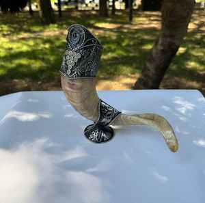 Copa de cuerno de búfalo estilo vikingo grande con soporte - Product Image 3