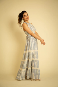 Robe longue maxi bohème à col en V et manches évasées, coupe trapèze étagée, pour l'été et la plage, taille naturelle, écologique, vente en gros - Product Image 5