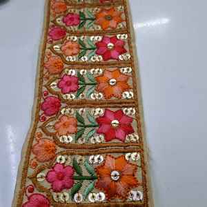 Fleurs sur mesure brodées de quatre façons de couleur dans des motifs floraux ethniques en 1.75 pouces de largeur pour les robes de dames et la revente. - Product Image 5