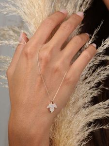 Collar con colgante de hoja de arce de oro amarillo y blanco de 10 quilates de moda con diamante CVD creado en laboratorio de 0.22ct para cada atuendo en venta - Product Image 3