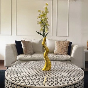 Vase artistique en métal doré avec design torsadé Sculpture moderne unique pour arrangement de fleurs de table et décor d'Inde - Product Image 2