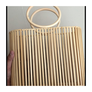 กระเป๋าไม้ไผ่ทำมือสำหรับการส่งออกในตลาดฤดูร้อนกระเป๋าที่มีเนื้อไม้ไผ่ดูมีสไตล์สำหรับร้านค้าปลีกและการใช้งานทั่วไป - Product Image 1