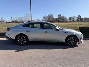 สีเงินสดใส ปี 2024 สำหรับรถยนต์โซนาต้า SEL FWD มือสอง พวงมาลัยซ้าย กล้องมองหลัง สตาร์ทเครื่องยนต์จากระยะไกล เบาะหนัง เกียร์อัตโนมัติ ล้อแม็ก - Product Image 5