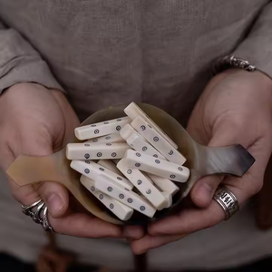 ลูกเต๋ากระดูกคุณภาพสูงสำหรับนักเล่นเกมที่กระตือรือร้นโดยงานฝีมือเสี้ยว - Product Image 1