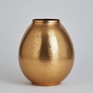 Vase en métal bronze fabriqué à la main poli avec une finition antique idéal pour les affichages décoratifs élégants et floraux intemporels - Product Image 2