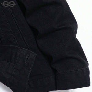 Veste en jean à détails patchés pour hommes Veste noire en coton foncé avec fermeture à boutons de style rappeur et poches plaquées - Product Image 6