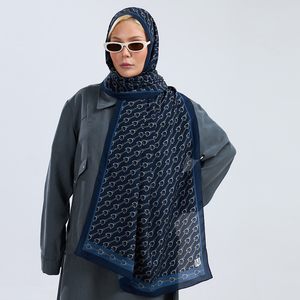 Chal de Seda de Morera 100% Pura de la Marca Royal Navy, Estilo Casual Ecuestre con Cadena Horsebit, Dobladillo Enrollado a Mano, Largo y Suave al Tacto - Product Image 1