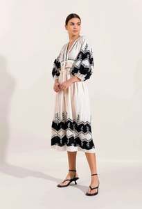 เดรสแขนยาวคอวียาวพิมพ์ลายสำหรับผู้หญิงเดรสฤดูร้อนปักลายดอกไม้สีขาวสไตล์ยูเครนออกแบบได้ตามต้องการ - Product Image 2