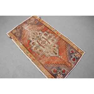 Alfombra vintage de 1.8x3.1 pies, alfombra turca, alfombra de lana con motivos de plantas y árboles rojos - Product Image 2