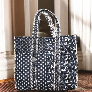 Sac fourre-tout pour femme en tissu de coton matelassé vintage fait à la main, fermeture à glissière, doublure en toile, poches intérieures légères - Patchs gris subtils - Product Image 2