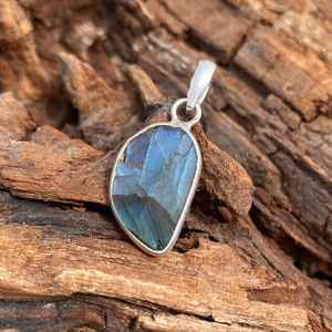 Colgante de labradorita en bruto, plata de ley 925, hecho a mano, joyería de moda única, regalo para mujeres y hombres - Product Image 2