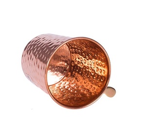 Taza de cobre artesanal con textura única y base fuerte, perfecta para organizar bares, entretener a los invitados o disfrutar personalmente - Product Image 5