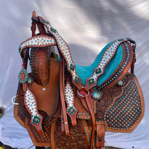 Ensemble de selle en cuir western en bois de qualité supérieure |   Accessoires en acier inoxydable façonnés à la main, couleur et taille personnalisables, motifs pour la course de barils - Product Image 1