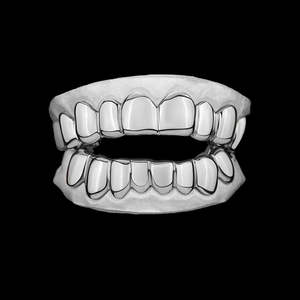 Juego de Grillz de Moissanita Plateada Pulida Personalizada con Baño de Platino para Dientes Superiores e Inferiores, Pieza Dental Hip Hop para Hombres y Mujeres - Product Image 1