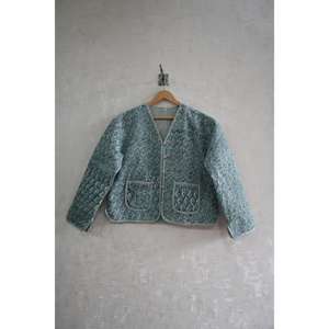 Veste matelassée en coton écologique réversible à motifs floraux imprimés à la main pour la vente en gros à l'exportation - Product Image 2