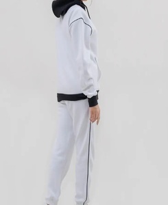 Color blanco simple con bolsillos de canguro Estilo y rayas laterales Nuevo estilo Mujeres Precio barato Ropa nueva Lisa Chándal de moda - Product Image 2