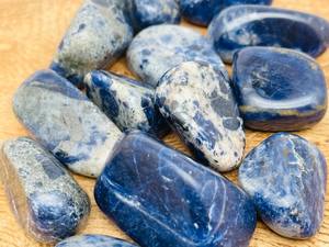 Pierres Roulées Sculptées en Sodalite Naturelle Premium 20-30mm, Idéales pour le Reiki, le Feng Shui et la Décoration d'Intérieur (Mascotte) - Vente Flash - Product Image 3