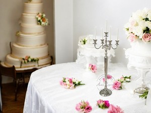 "Élégant bougeoir en or à 5 bras Design intemporel Parfait pour les mariages ou les occasions spéciales Élégant et luxueux" - Product Image 4