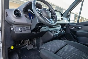 Mercedes-Benz Sprinter 3500XD 2023, Certificado, Limpio y Poco Usado, Midwest Automotive Design Luxe Cruiser, Tracción en las Cuatro Ruedas, Diésel, Volante a la Izquierda - Product Image 5