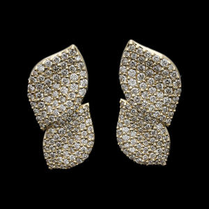 Pendientes con Diseño de Hoja de Oro de 14K con Diamantes Naturales de 1.69CTW en Engaste Pavé, Joyería Elegante de Lujo Inspirada en la Naturaleza - Product Image 4