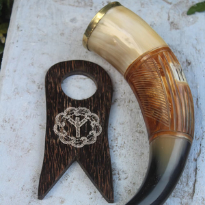 Auténtico cuerno vikingo para beber, taza de cuerno natural hecha a mano con soporte de madera, característica ecológica - Product Image 1