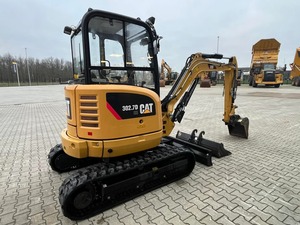 Excavadora de cadenas Kubota U50-5 con capacidad de cazo de 0.11m³, cabina de bajo ruido, motor negro de la marca Kubota con implemento. - Product Image 4