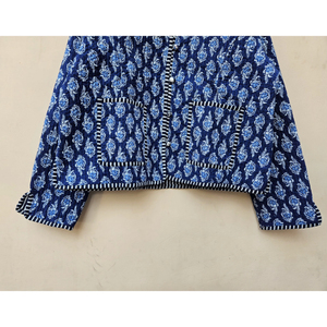 Chaqueta Acolchada Azul Índigo con Estampado Floral, Diseño Artesanal, Exterior e Interior de Algodón, Reversible, Ecológica, para Invierno y Otoño - Product Image 3